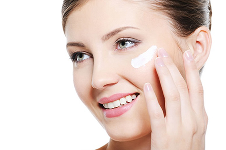 Sử dụng kem dưỡng ẩm để giúp phục hồi da 