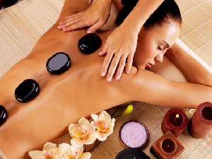 Massage thư giãn toàn thân với đá nóng